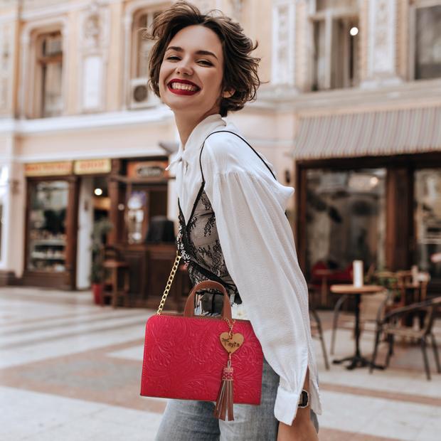 Modelo luciendo una bolsa de Yeyi's Art