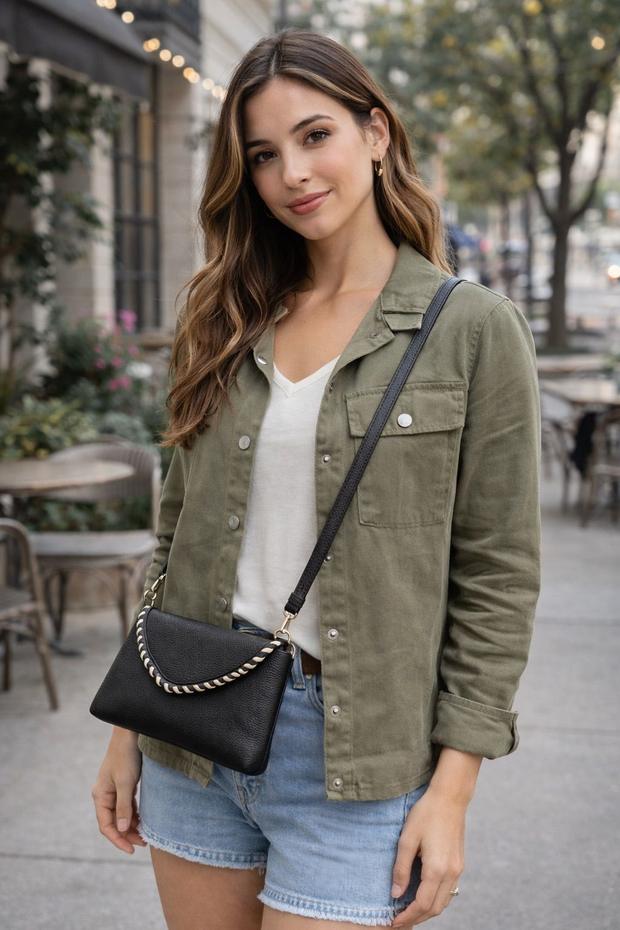 Modelo luciendo una bolsa de Yeyi's Art