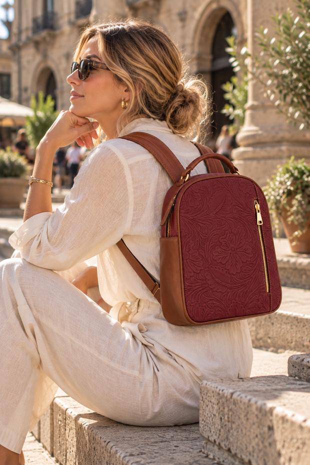 Modelo luciendo una bolsa de Yeyi's Art
