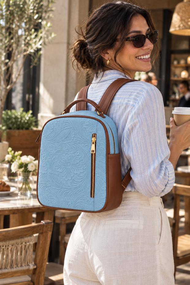 Modelo luciendo una bolsa de Yeyi's Art