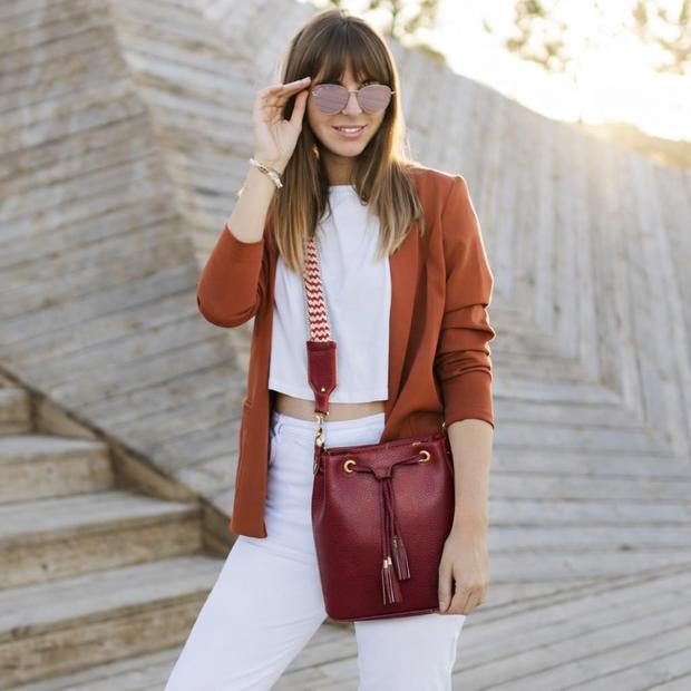 Modelo luciendo una bolsa de Yeyi's Art