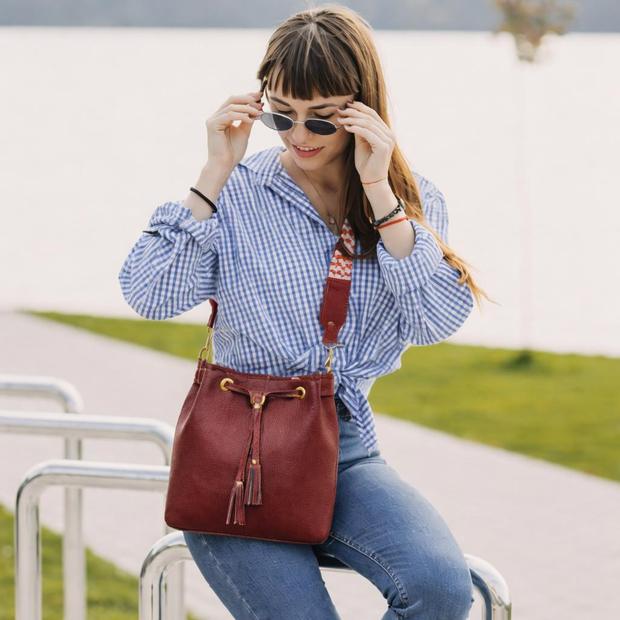 Modelo luciendo una bolsa de Yeyi's Art